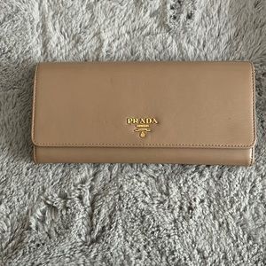 Prada wallet on chain